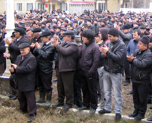 Жители Каякентского района Дагестана, собравшиеся на митинг, аплодируют Ильмутдину Гамзаеву. Село Новокаякент, 4 марта 2011 г. Фото "Кавказского узла".