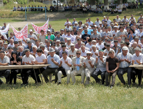 Участники ногайцев России в Терекли-Мектеб, 29 мая 2011 г. Общая молитва перед началом съезда. Фото "Кавказского узла"