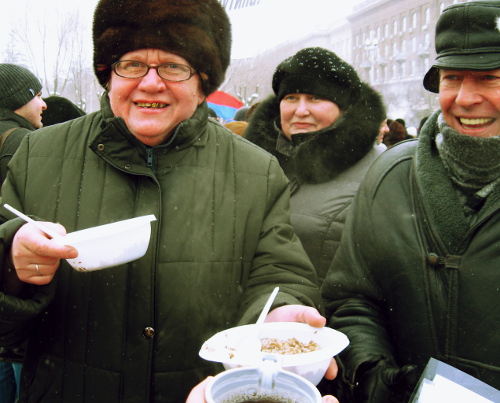 Волгоград, митинг в поддержку Владимира Путина, 18 февраля 2012 г. Участники митинга подкрепляются горячей пищей на полевой кухне у площади Павших Борцов. Фото Вячеслава Ященко для "Кавказского узла"