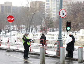 Тамара Новикова пикетирует здание правительства РФ. Москва, 29 марта 2012 г. Фото Владислава Никитенко для "Кавказского узла"