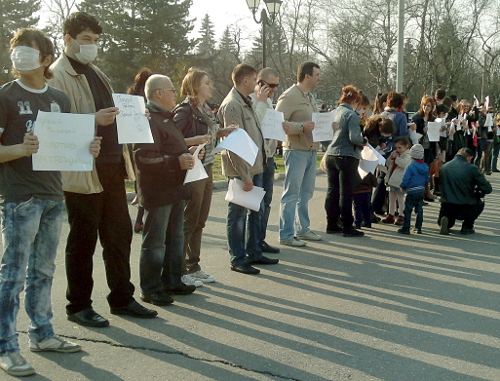 Северная Осетия, Владикавказ, 5 апреля 2012 г. Участники митинга против деятельности завода "Электроцинк". Фото Эммы Марзоевой для "Кавказского узла"