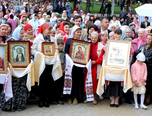 Участники молебна "В защиту веры и поруганных святынь, церкви и ее доброго имени". Краснодар, 22 апреля 2012 г. Фото Андрея Кошика для "Кавказского узла"