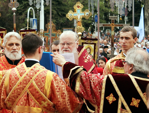 Митрополит Екатеринодарский и Кубанский Исидор (в центре) возглавляет молебен "В защиту веры и поруганных святынь, церкви и ее доброго имени". Краснодар, 22 апреля 2012 г. Фото Андрея Кошика для "Кавказского узла"