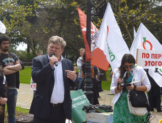 Митинг с участием лидера "Яблока" Сергея Митрохина. Сочи, 29 апреля 2012 г. Фото Светланы Кравченко для "Кавказского узла"