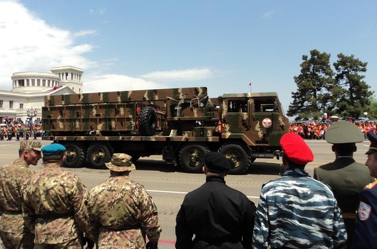 Военный парад в Степанакерте.