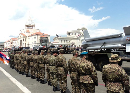 Военный парад в Степанакерте.