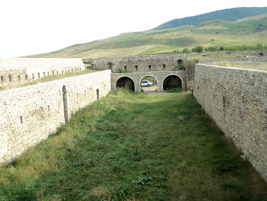 Внутренний двор. Фото со стены монастыря. Амарас