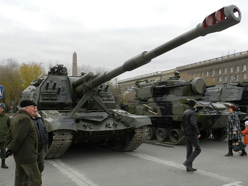 Волгоград, 18 ноября 2012 г. На площади Павших борцов была выставлена боевая и учебная техника, состоящая на вооружении современной российской армии.  Фото Татьяны Филимоновой для "Кавказского узла"