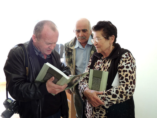 Андрей, родной племянник Черкеса Бахшиевича, показывает книгу 