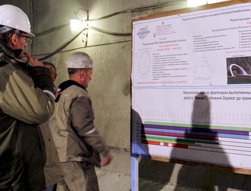 Члены рабочей группы Минтранспорта РФ у стенда с проектом  реконструкции объектов Транскавказской магистрали. Северная Осетия, Рокский тоннель, 17 мая 2013 г. Фото Эммы Марзоевой для "Кавказского узла"