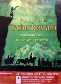 Афиша выставки "Черкесы, рассянные по всему миру с Кавказа. Открыть заново легендарный народ" в музее этнографии в Гамбурге. Фото Эдиты Бадасян для "Кавказского узла"