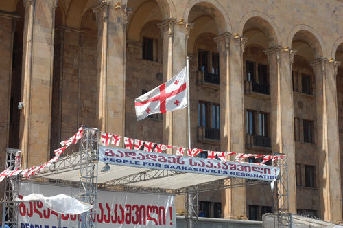 Тбилиси, вход в парламент Грузии, май 2009 года. Фото "Кавказского Узла"