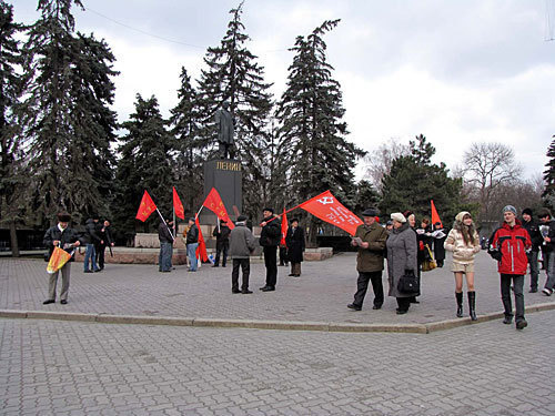 Митинг у памятника Ленину, посвященный 100-летию учреждения Международного дня солидарности женщин в борьбе за экономическое, социальное и политическое равноправие. Ростов-на-Дону, Ленинский район, улица Большая Садовая. 8 марта 2010 года. Фото "Кавказского Узла" 