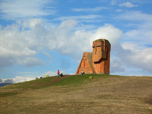 Символ Нагорного Карабаха "Мы и наши горы", Степанакерт. Март 2010 года. Фото "Кавказского Узла"