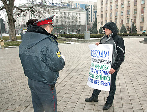 Одиночный пикет члена Экологической Вахты по Северному Кавказу в защиту Туапсинских политзаключённых в Краснодаре. 2 марта 2011 г. Фото: Газета "Да! Краснодар", http://dakrasnodar.ru/news/dacha-tkacheva-020311