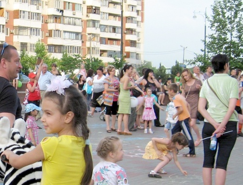 Акция жителей микрорайона Юбилейный за строительство детских садов. Краснодар, 1 июня 2011 г. Фото предоставлено активистами регионального отделения партии "Яблоко"