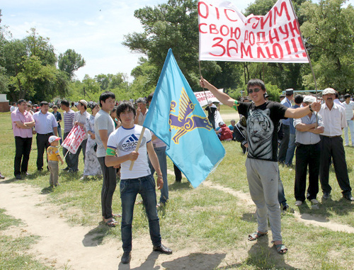 Участники 3-го объединенного съезда ногайцев России. 29 мая 2011 г.,  Терекли-Мектеб, Ногайский район Дагестана. Фото "Кавказского узла"