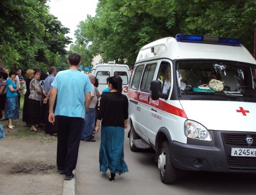 Северная Осетия, Владикавказ, 27 июня 2011 г. Родственники пострадавших от взрыва газового баллона ждут отправки раненых в Москву. Фото "Кавказского узла"