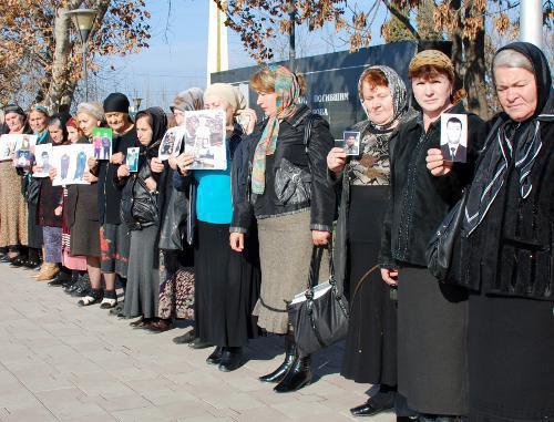 Акция родственников без вести пропавших жителей Чечни. ЧР, г. Грозный, ноябрь 2010 г. Фото: Иса Хусаинов, журнал "ДОШ", №4(30) 2010