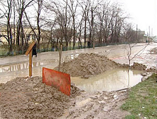 Результат прорыва водовода в поселке Новый Хушет Ленинского района Махачкалы. 2010 г. Фото:  www.rgvktv.ru