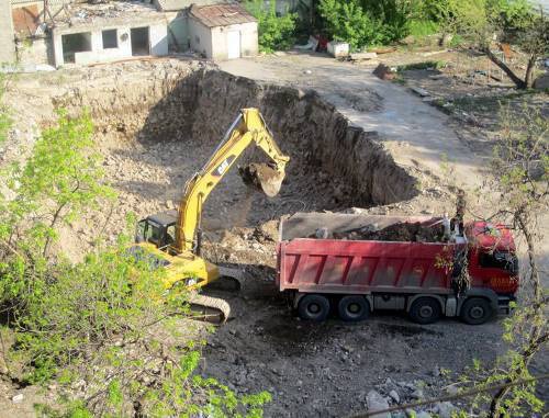 Котлован на месте снесенного детского сада по улице Налбандяна. Ереван, 28 апреля 2011 г. Фото из блога SocialistArmenia на yerevan.ru