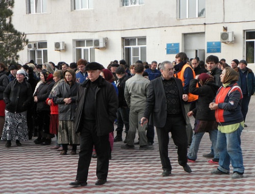 Акция протеста сотрудников ОАО «Авиалинии Дагестана» 15 декабря. Фото Вефадера Меликова, riadagestan.ru