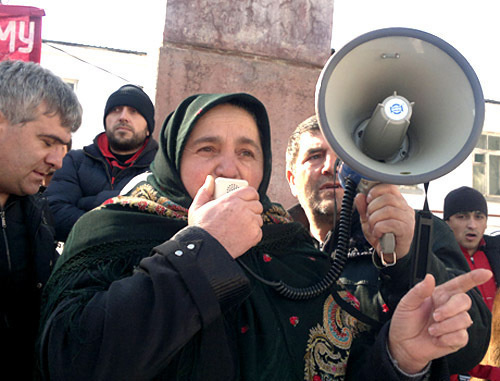 Митинг "За честные выборы" состоялся в селе Хучни Табасаранского района. На снимке: выступление Рузият Надировой. Дагестан, 27 февраля, 2012 г. Фото Патимат Махмудовой для "Кавказского узла"