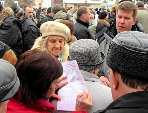 Участники митинга подписываются на листах в поддержку голодающих кандидатов в депутаты городского совета. Лермонтов, Ставропольский край.  26 февраля 2012 г. Фото: e-cat.livejournal.com