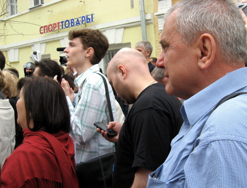 Участники митинга в поддержку требований голодающих об отмене результатов выборов мэра Астрахани. Астрахань, улица Советская, 12 апреля 2012 г. Фото Вячеслава Ященко для "Кавказского узла"