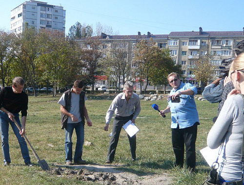 Акция в форме флешмоба, организованная экологическим движением "Солнечный патруль", в Комсомольском парке Пятигорска. 7 октября 2012 г. Фото со страницы акции в социальной сети ВКонтакте http://vk.com/event43604624