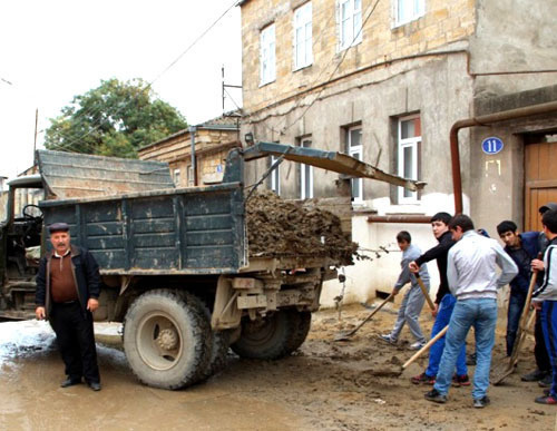 Общегородской субботник в Дербенте. Дагестан, 10 ноября 2012 г. Фото http://www.derbent.org