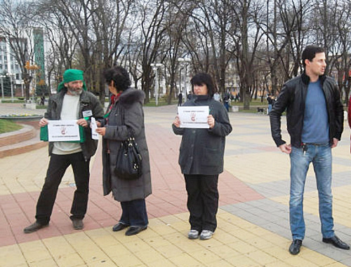 Пикет в поддержку черкесов Сирии. Адыгея, Майкоп, 2 декабря 2012 г. Фото Сергея Коблева, http://www.hekupsa.com