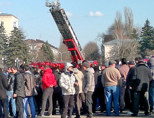 Участники акции в поддержку мэра Карачаевска Солтана Семенова на площади перед зданием правительства КЧР. Черкесск, 1 марта 2013 г. Фото корреспондента "Кавказского узла"