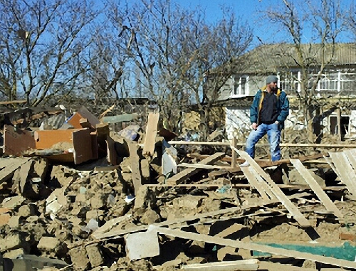 На развалинах дома, взорванного силовиками в селении Новосаситли. Дагестан, Хасавюртовский район, 7 марта 2013 г. Фото Ахмеда Магомедова для "Кавказского узла"