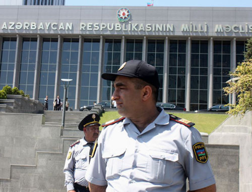 Полицейские перед зданием парламента Азербайджана в Баку. Фото Turkhan Kerimov (RFE/RL)