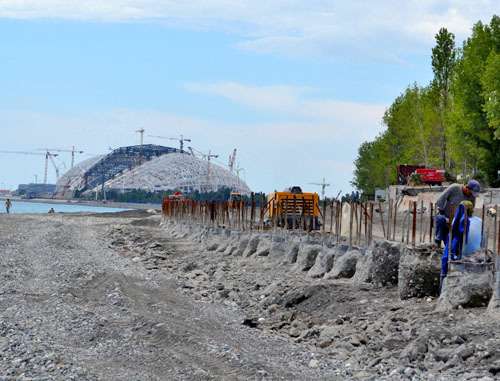 Вдоль берега моря ведутся работы по возведению берегоукрепления Имеретинской низменности. Сочи, 8 июня 2013 г. Фото Светланы Кравченко для "Кавказского узла"