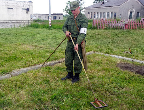 Военнолужащий инженерно-саперного батальона инженерной бригады Южного военного округа обследует территорию населенного пункта в Чеченской республике. 2012 г. Фото: http://function.mil.ru