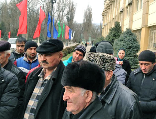 Митинг переселенцев из селения Храх-Уба Азербайджана, недовольных ходом распределения участков в селении Новоаул Магарамкентского района Дагестана. Махачкала, 5 марта 2014 г. Фото Тимура Исаева для "Кавказского узла"