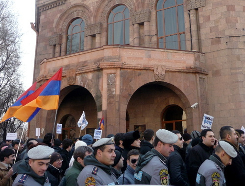 Шествие против новой пенсионной системы проходит у здания министерства финансов Армении. Ереван, 6 февраля 2014 г. Фото Армине Мартиросян для "Кавказского узла"