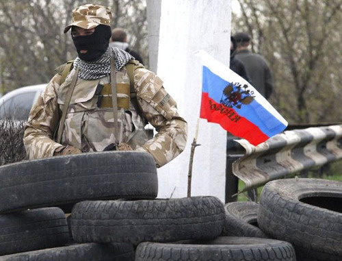 Человек в маске. Донбасс. Фото http://uainfo.org/yandex/309074-osvobodit-slavyansk-bez-voennoy-operacii-ne-udastsya.html