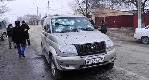 Эвакуация расстрелянного автомобиля после атаки боевиков на Грозный. Фото: http://nac.gov.ru/files/8414.jpg