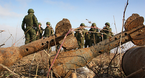 Разминирование местности военнослужащими 11-й отдельной инженерной бригады ЮВО (Чеченская Республика). Фото Александра Рошки, http://мультимедиа.минобороны.рф/multimedia/photo/gallery.htm?id=19268@cmsPhotoGallery