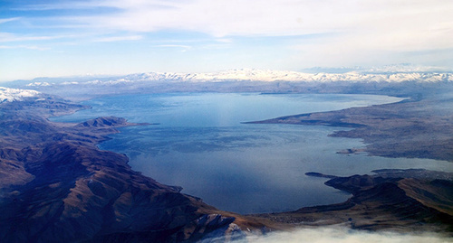 Вид с самолёта на озеро Севан (Армения). Фото: https://ru.wikipedia.org/wiki/%D1%E5%E2%E0%ED#/media/File:Sevan_Armenia_%D0%A1%D0%B5%D0%B2%D0%B0%D0%BD_%D0%90%D1%80%D0%BC%D0%B5%D0%BD%D0%B8%D1%8F.jpeg