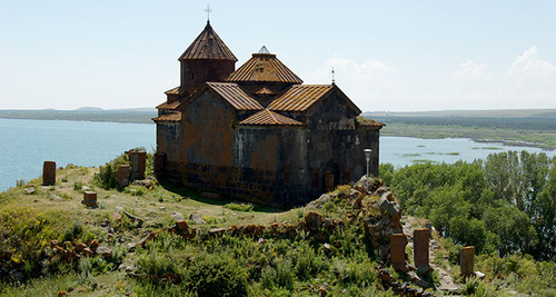 Монастырь Айраванк, IX век  в Гегаркуникской области Армении. Фото: https://ru.wikipedia.org/wiki/%C3%E5%F5%E0%F0%EA%F3%ED%E8%EA%F1%EA%E0%FF_%EE%E1%EB%E0%F1%F2%FC#/media/File:Hayravank_Monastery.jpg