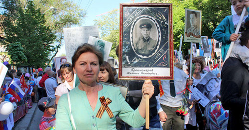 Участники акции "Бессмертный полк" Ростове-на-Дону. 9 мая 2013 г. Фото Алины Ключко http://www.donnews.ru/Bessmertnyy-polk-Rostov-vstretil-gromoglasnym-Ura__11252