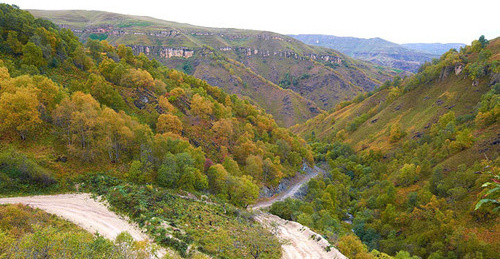 Кабардино-Балкария. Дорога к водопадам Гедмыш. Фото: Vladimir Popkov https://ru.wikipedia.org