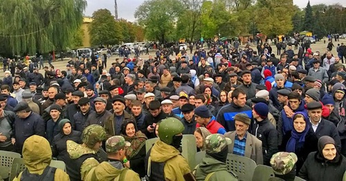 Жители Буйнакска в окружении силовиков. Буйнакск, 16 октября 2015 года. Фото Шамиля Магомедова для "Кавказского узла"