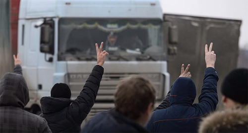 Протестные выступления дальнобойщиков. Фото: Стоп-кадр видео "Забастовка дальнобойщиков" https://www.youtube.com/watch?v=lVetb2xoDdE