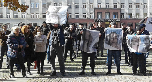 Митинг родственников и соседей погибшего жителя Владикавказа Владимира Цкаева. 2 ноября 2015 г. Фото Эммы Марзоевой для "Кавказского узла"