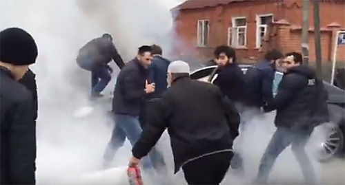 Взрыв автомобиля у мечети в Насыр-Корте. Фото: Стоп-кадр видео "Взрыв у мечети Чумакова" https://www.youtube.com/watch?v=ZdvG_HF3YUc